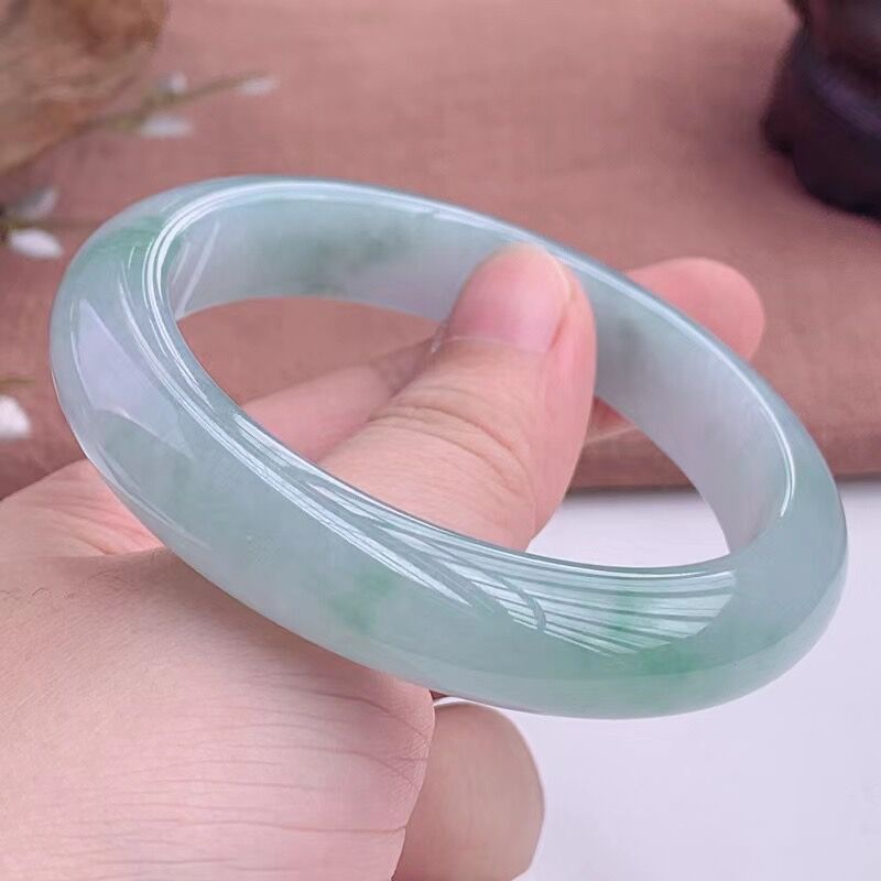 Lighting - ミャンマー産、単色のライトオイルジェダイトブレスレット、若い女性向けの明るい緑色の氷のようなワックス状タイプ