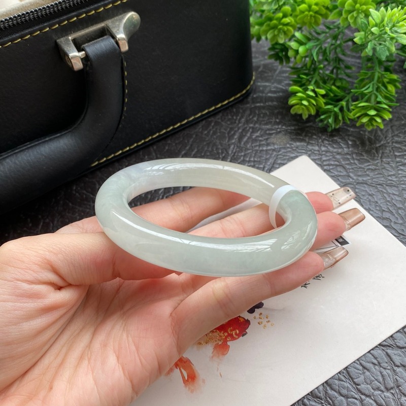 Lighting - ミャンマー産の女性用ブレスレット、柔らかなジェダイトのライトグリーンに花柄模様、単色、太めの丸型ブレスレット、エレガントで