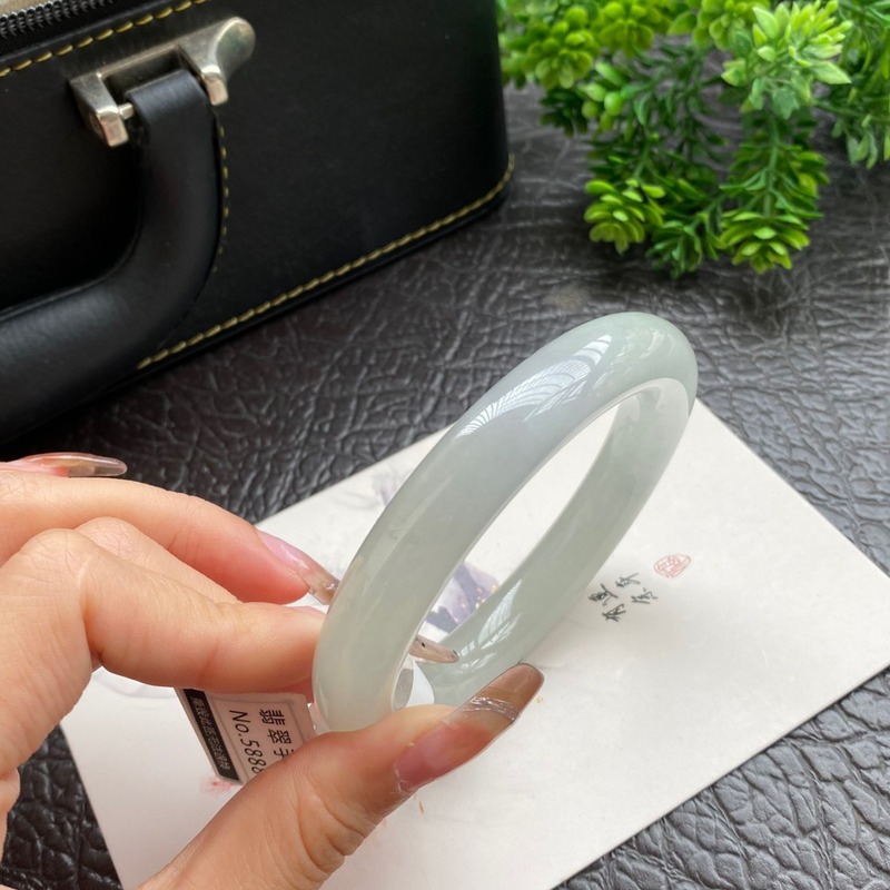 ミャンマー産の女性用ブレスレット、柔らかなジェダイトのライト - Lighting のレビューと価格
